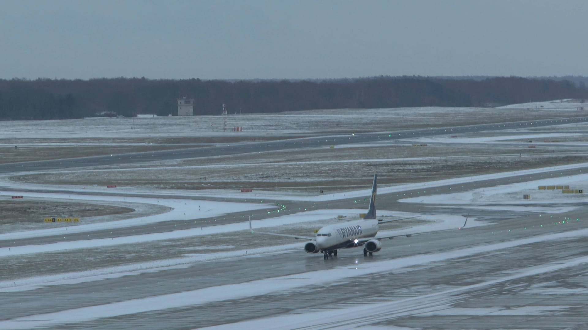 Schneefall am Kölner Flughafen: Dort waren am Mittwochnachmittag laut einem Reporter vor Ort auch Enteisungsmaschinen an den Flugzeugen im Einsatz.
