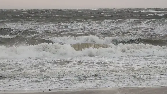 Die Ostsee bei Kronsgaard schlägt hohe Wellen.