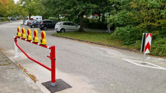 Eine Schranke über eine Schulstraße in Kiel Mettenhof.