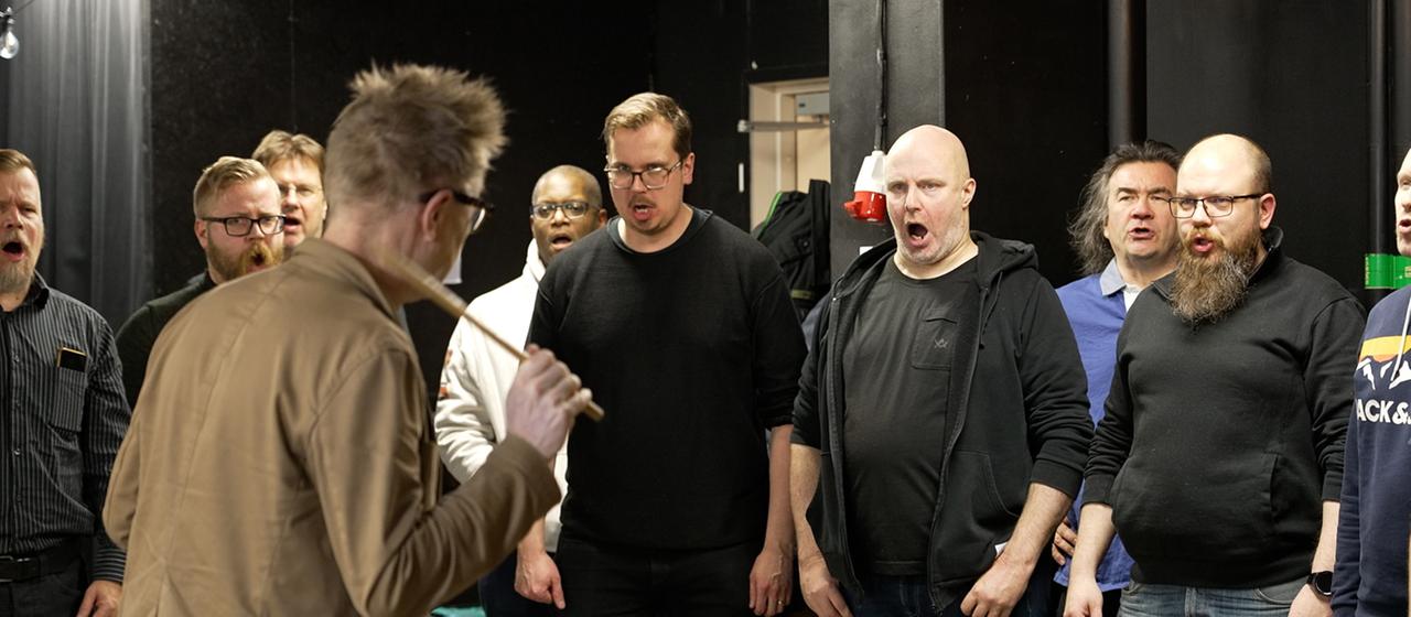 Die Gruppe "Mieskuoro Huutajat". | ARD Stockholm Die Gruppe "Mieskuoro Huutajat".