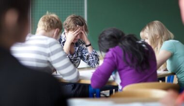 Mental Health von Schülern: Chefarzt aus Halle fordert ausgedünnte Lehrpläne