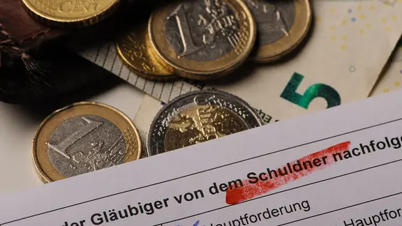 Geldmünzen und Geldscheine liegen in einem Portemonnaie. | picture alliance/dpa , Swen Pförtner/picture alliance/dpa Geldmünzen und Geldscheine liegen in einem Portemonnaie.