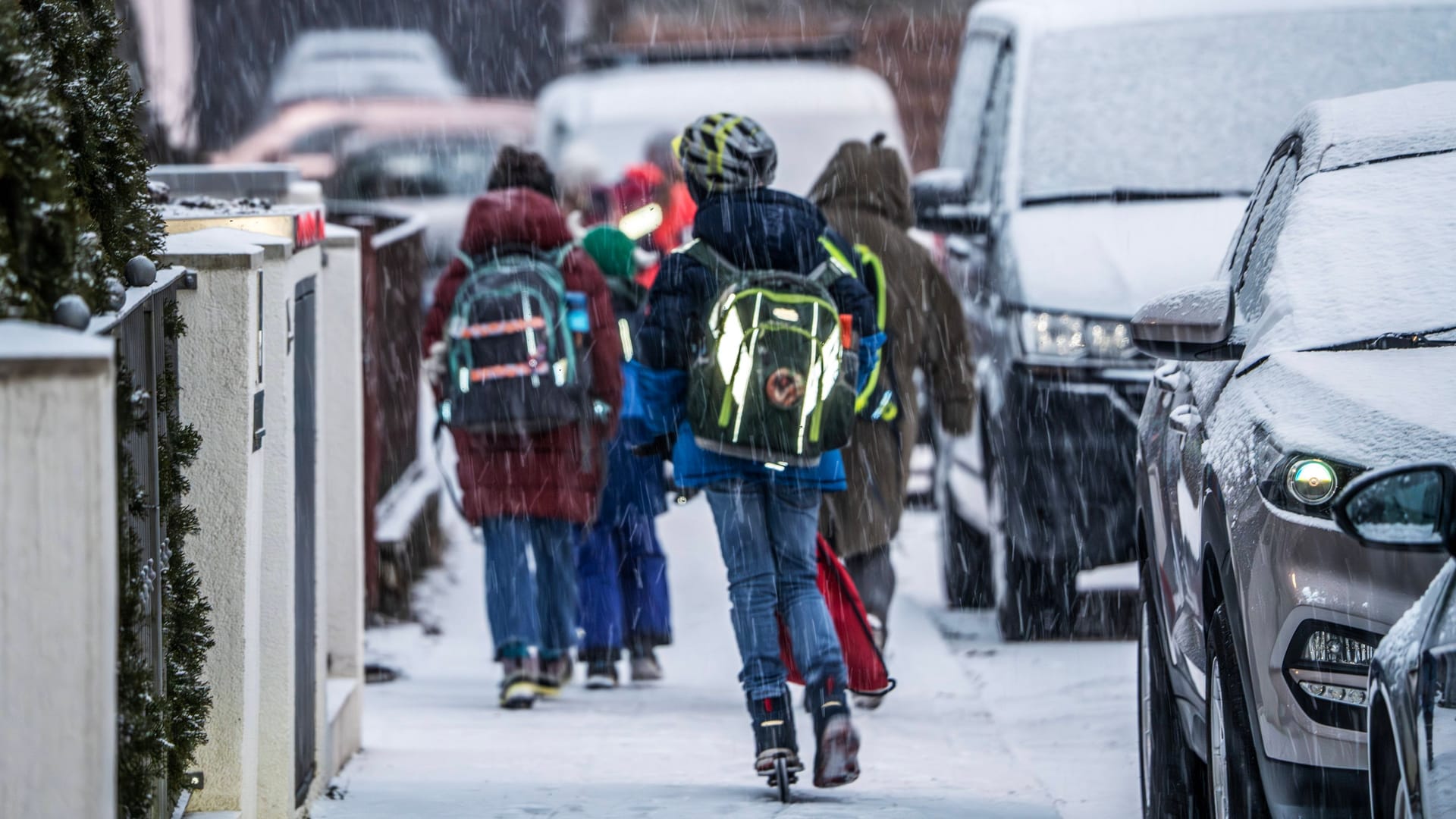 Schulweg im Schnee (Symbolbild): In Braunschweig fällt am Freitag der Unterricht aus.