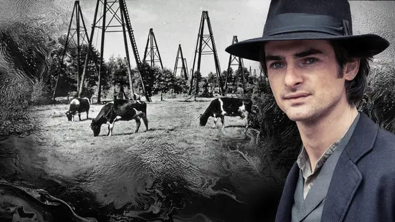 Im Hintergrund: Archivfoto von Öltürmen in der Lüneburger Heide mit grasenden Kühen, im Vordergrund: Schauspieler Aaron Hilmer. | NDR / Deutsches Erdölmuseum Wietze / Boris Laewen Im Hintergrund: Archivfoto von Öltürmen in der Lüneburger Heide mit grasenden Kühen, im Vordergrund: Schauspieler Aaron Hilmer.