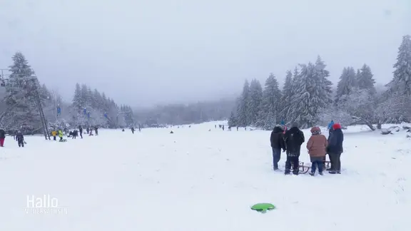 Menschen in einer Winterlandschaft. | Screenshot Menschen in einer Winterlandschaft.