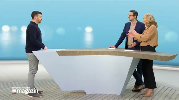 Meteorologe Sebastian Wache im Studiogespräch mit Harriet Heise und Christopher Scheffelmeier.