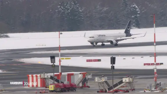 Ein Flugzeug am verschneiten Hamburg Airport.
