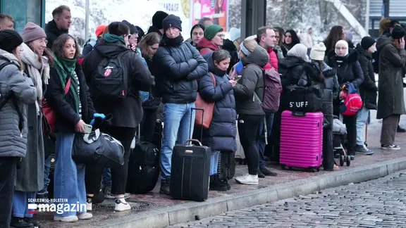 Viele wartende Reisende am Bahnhof in Neumünster.