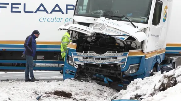 Ein beschädigter Lkw nach einem Unfall bei Winterwetter.