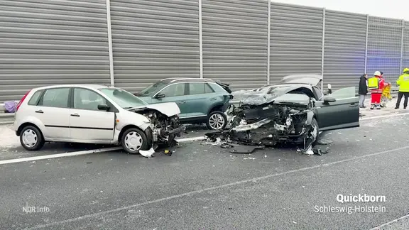 Unfallbild einer Karambolage von drei Pkw mit Totalschaden in Quickborn in Schleswig-Holstein.