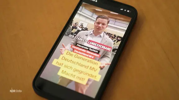 Ein Smartphone, auf dem ein Video von der Jugendorganisation der Landes-AfD abgespielt wird.