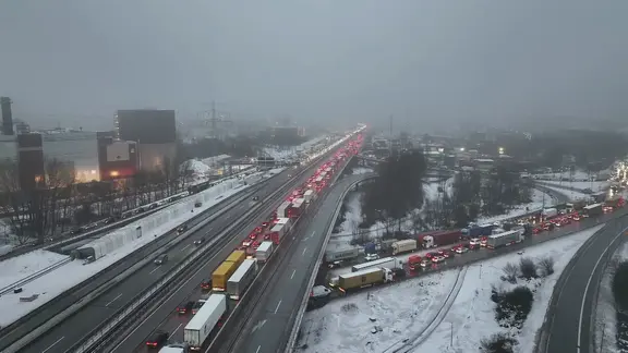 Stau auf der A7 in Hamburg. | NEWS5 Stau auf der A7 in Hamburg.