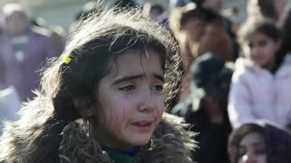 Ein weinendes Mädchen mit verschmutztem Gesicht.