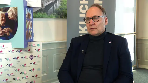 Viele Menschen nutzen Kokain laut Experte Nicolai Altmark zur Leistungssteigerung und Stressbewältigung. | NDR Portrait von Nicolai Altmark - Leiter des SuchtHilfeZentrums Flensburg.