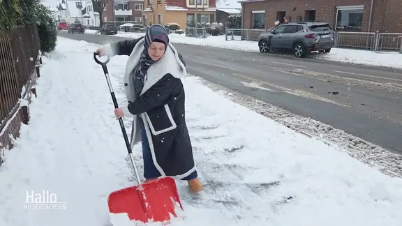 Eine Frau beim Schneeschippen | Screenshot Eine Frau beim Schneeschippen