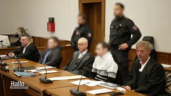 Blick auf die Anklagebank in einem Gerichtssaal. | Screenshot Blick auf die Anklagebank in einem Gerichtssaal.