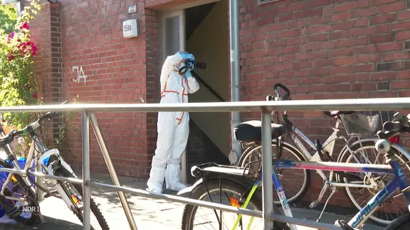 Ein Polizeibeamter fotografiert einen Tatort.