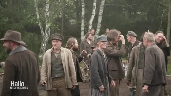 Eine Gruppe Statisten in historischer Kleidung | Screenshot Eine Gruppe Statisten in historischer Kleidung
