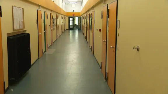 Der 21-Jährige sitzt seit Mitte Juni in der Jugendvollzugsanstalt Hahnöfersand in Untersuchungshaft. (Archivfoto) | Screenshot Ein Trakt in der Jugendstrafanstalt Hahnöfersand