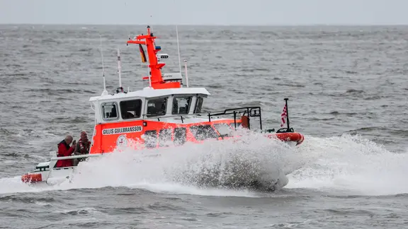 Das Seenotrettungsboot Gillis Gullbransson fährt am Tag der Seenotretter auf der Elbe