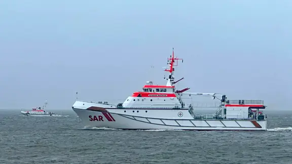 Seenotrettungskreuzer der DGzRS bei einer Vermisstensuche in der Elbmündung