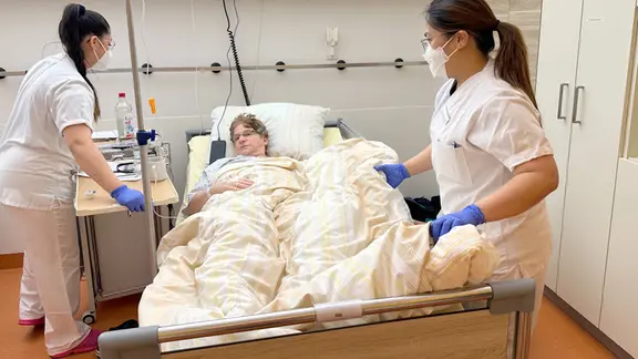 Schwester Aira und Schwester Isabel kümmern sich um eine Patientin. | NDR/Rita Knobel-Ulrich Schwester Aira und Schwester Isabel kümmern sich um eine Patientin.