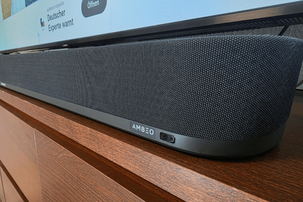 Sennheiser Ambeo Soundbar vom Nahen in der Nutzung