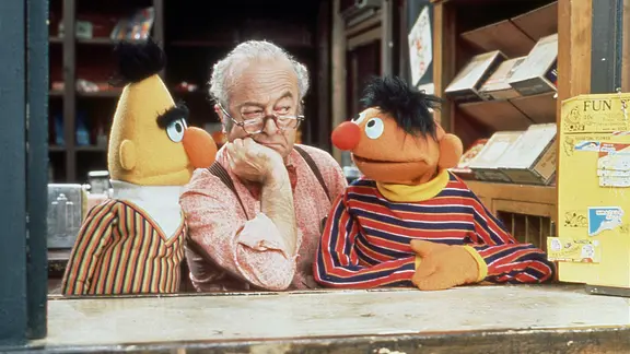 Szene der US-Sesamstraße mit Ernie (r.) und Bert sowie Will Lee als Mr. Hooper / Herr Huber.