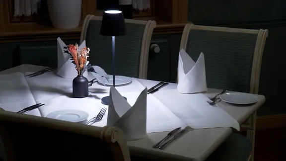 Leere Stühle in einem Restaurant | NDR, NDR Screenshot Leere Stühle in einem Restaurant