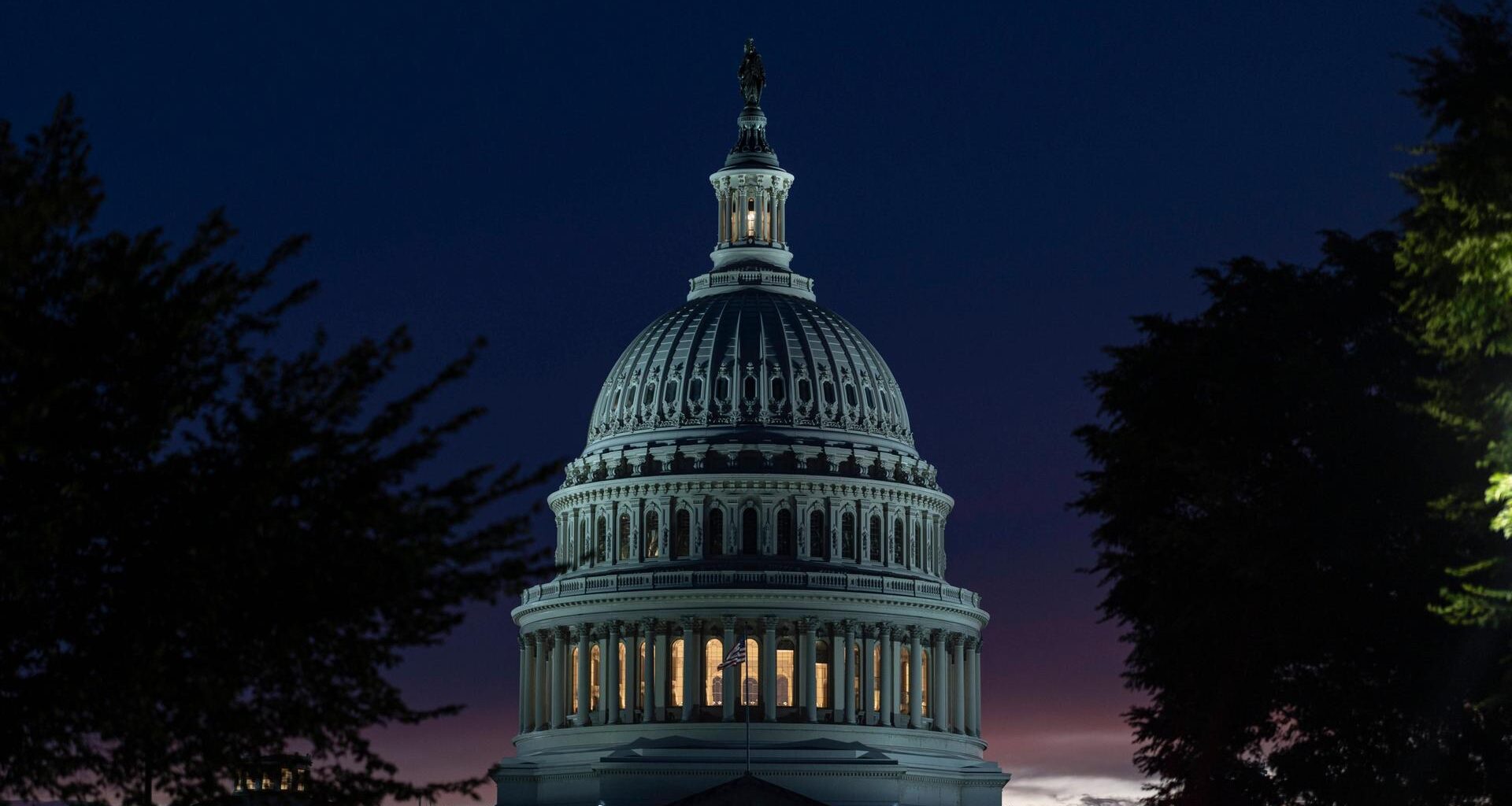 Der US-Kongress hell erleuchtet bei Nacht