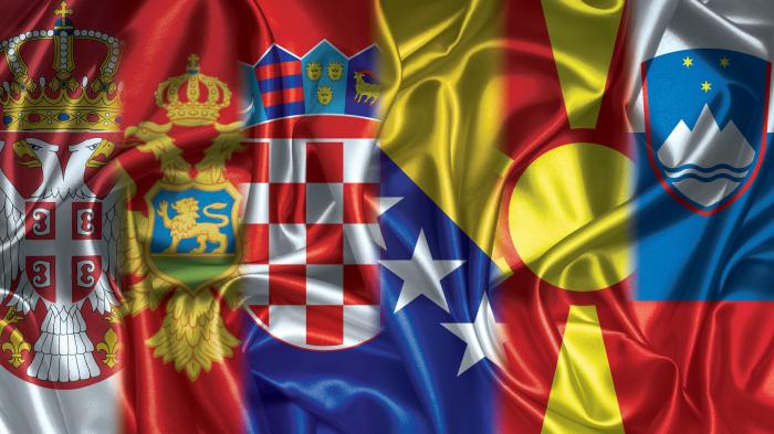 Montage der Flaggen von sechs Balkan-Ländern.