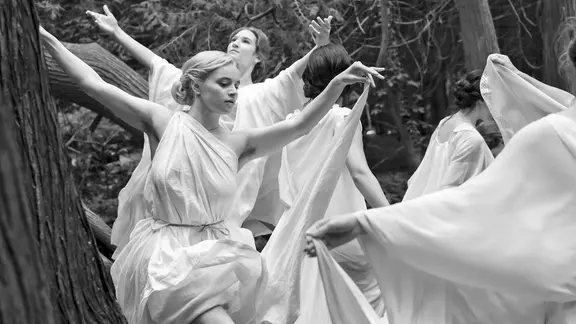 Frauen tanzen in weißen Tücher gehüllt im Wald - Filmszene mit Luna Wedler aus "Silent Friend" | Pandora Film Frauen tanzen in weißen Tücher gehüllt im Wald - Filmszene mit Luna Wedler aus "Silent Friend"