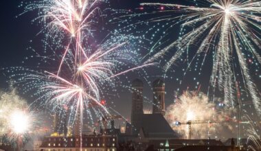 Feuerwerksraketen erleuchten in der Silvesternacht den Himmel über München