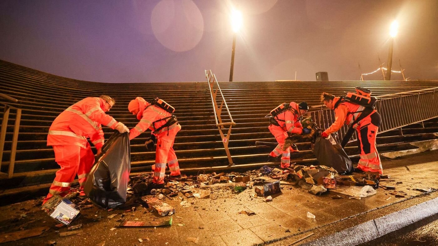 Zahlreiche Angriffe auf Einsatzkräfte – zwei 18-Jährige sterben bei Pyro-Unfall in Bielefeld