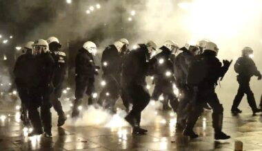 Ein Standbild aus einem Video zeigt Einsatzkräfte der Polizei inmitten von Pyrotechnik in Hamburg.