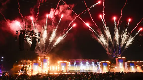 Ein Kleines Feuerwerk zur Eröffnung ist über der schwimmenden Bühne der ZDF-Silvestershow am Chicagokai vor dem Westfield Hamburg-Überseequartier in der Hafencity zu sehen. Erstmals findet die ZDF-Silvestershow in der Hamburger Hafencity statt.