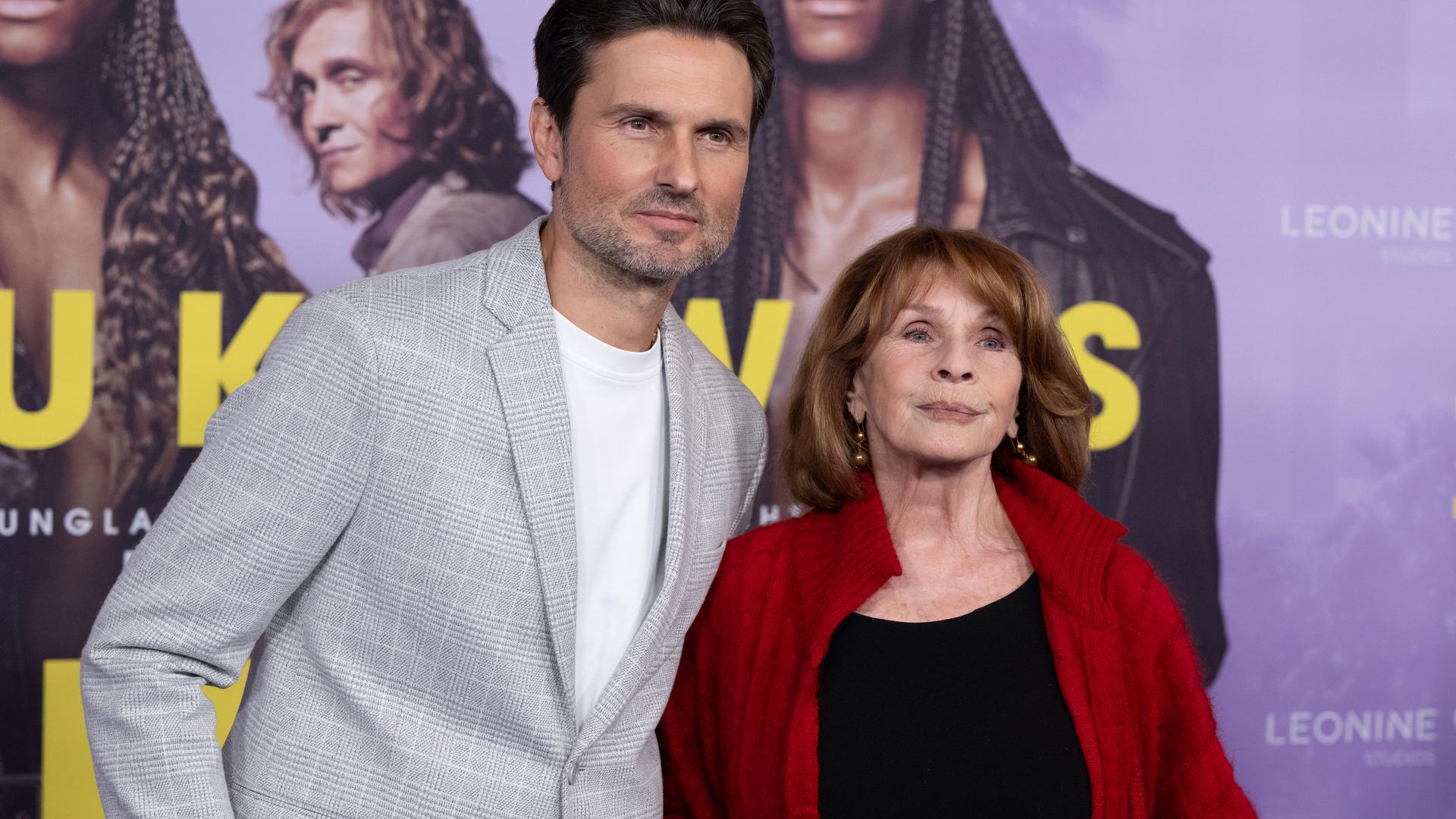 Simon Verhoeven und Senta Berger Arm in Arm auf dem roten Teppich.