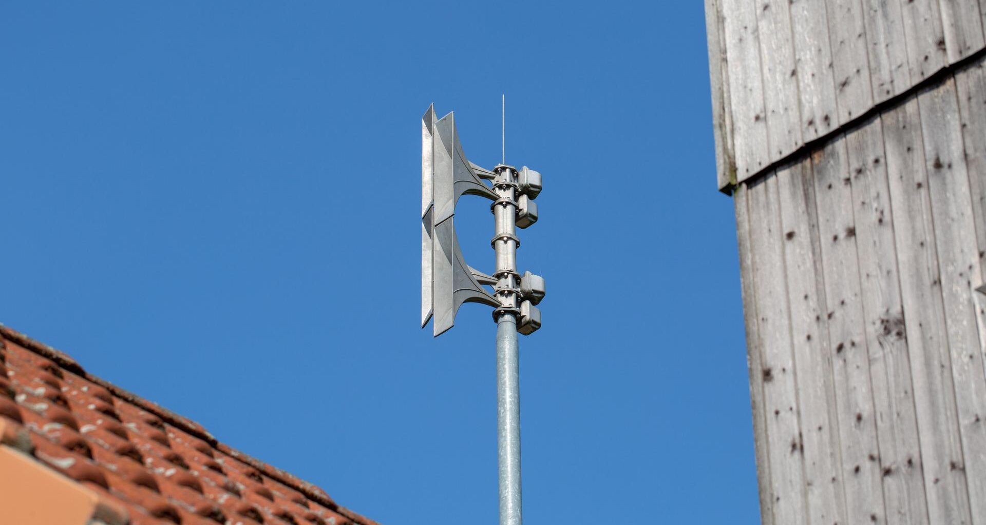 Eine Sirene an einem Mast