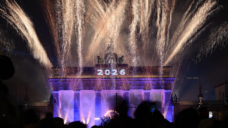 Feuerwerk ist am 31.12.2025 bei der Silvester-Veranstaltung «Yeah 26» über dem Brandenburger Tor zu sehen. (Quelle: dpa-Bildfunk/Britta Pedersen)