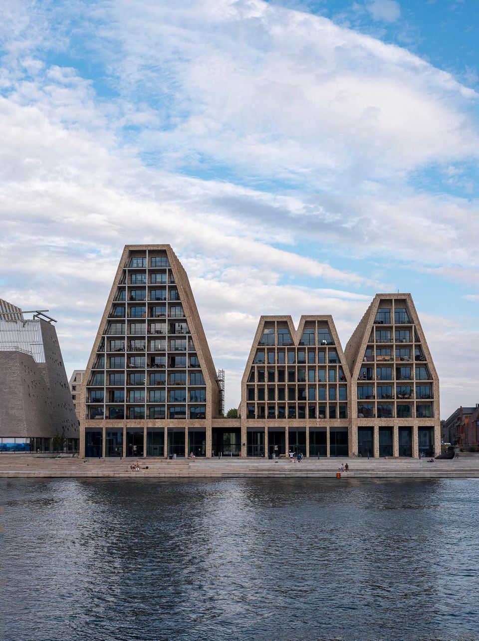 Hausansicht des Paper Island-Gebäudes vom Wasser