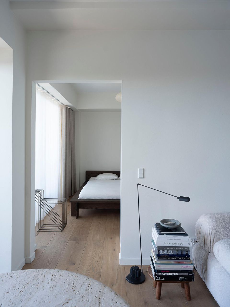 Durchgang von Wohnzimmer zu Schlafzimmer mit dezenter Einrichtung und kleiner Buchablage