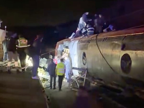 This video grab taken from UGC images posted on social media and verified by AFPTV teams in Madrid, shows emergency personnel working after a train accident in Adamuz, southern Spain, on January 18, 2026. At least 21 people died in a train accident near Adamuz, in the Spanish province of Cordoba (south), when a train derailed and collided with another convoy traveling on the opposite track, the Civil Guard told AFP. A train from the Spanish company Iryo traveling from the Andalusian city of Malaga to Madrid 'derailed' near Adamuz, 'encroaching on the adjacent track' where it collided with another train that 'also derailed,' stated the Railway Infrastructure Administrator (Adif), a public entity under the Ministry of Transport, on X. (Photo by -UGC / @eleanorinthesky (via X) / AFP) / RESTRICTED TO EDITORIAL USE – MANDATORY CREDIT «  AFP PHOTO / @eleanorinthesky (via X) » - NO SALES NO MARKETING NO ADVERTISING CAMPAIGNS – DISTRIBUTED AS A SERVICE TO CLIENTS [ NO ARCHIVE ]