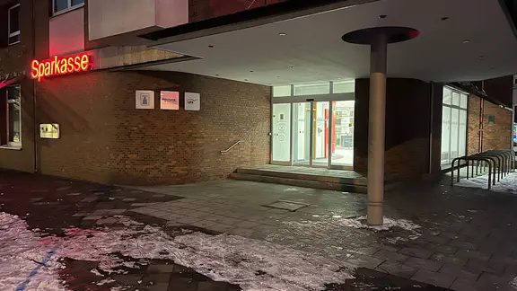 Eingang einer Bank in Fedderwardergroden, in der Schließfächer aufgebrochen wurden. | NDR, Frank Jakobs Eingang einer Bank in Fedderwardergroden, in der Schließfächer aufgebrochen wurden.