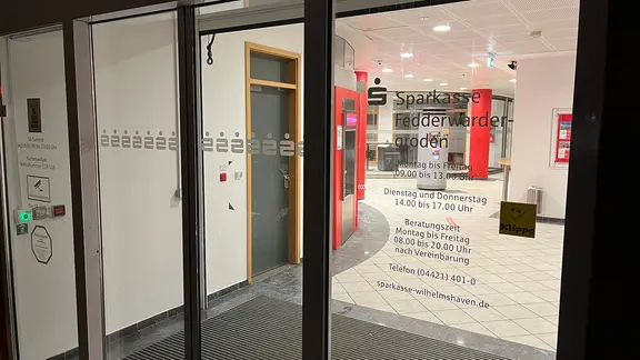Durch die graue Tür links geht es zu den Schließfächern: Das wussten offensichtlich auch die Einbrecher. | NDR, Frank Jakobs Eingang einer Bank in Fedderwardergroden, in der Schließfächer aufgebrochen wurden.