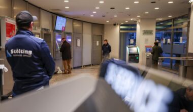 Sicherheitsmitarbeiter im Foyer der Sparkasse Gelsenkirchen zwei Wochen nach dem Einbruch