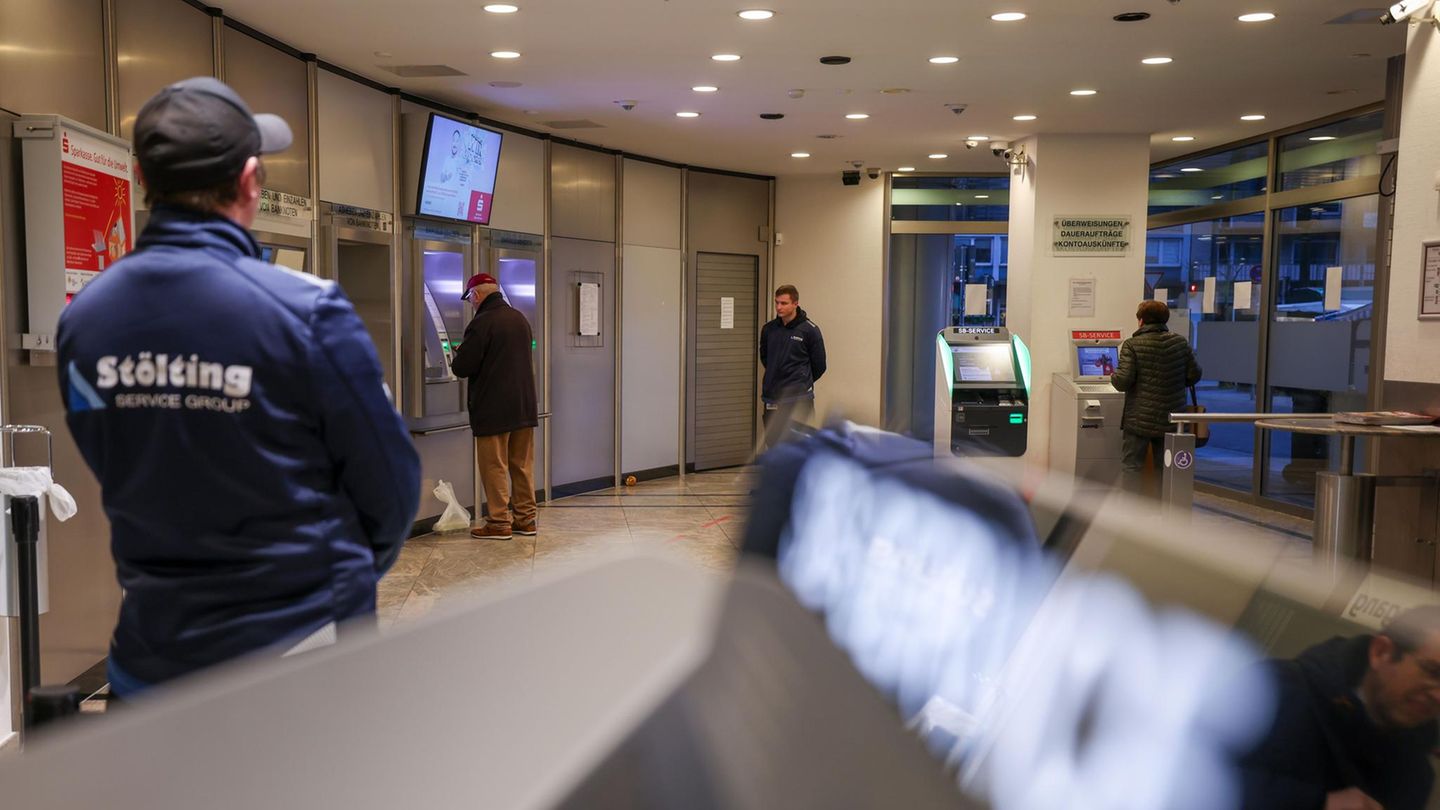 Sicherheitsmitarbeiter im Foyer der Sparkasse Gelsenkirchen zwei Wochen nach dem Einbruch