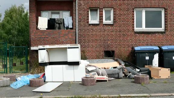 Sperrmüll vor einem Wohngebäude am Rand des Hamburger Hafens im Stadtteil Wilhelmsburg (23.09.2009)