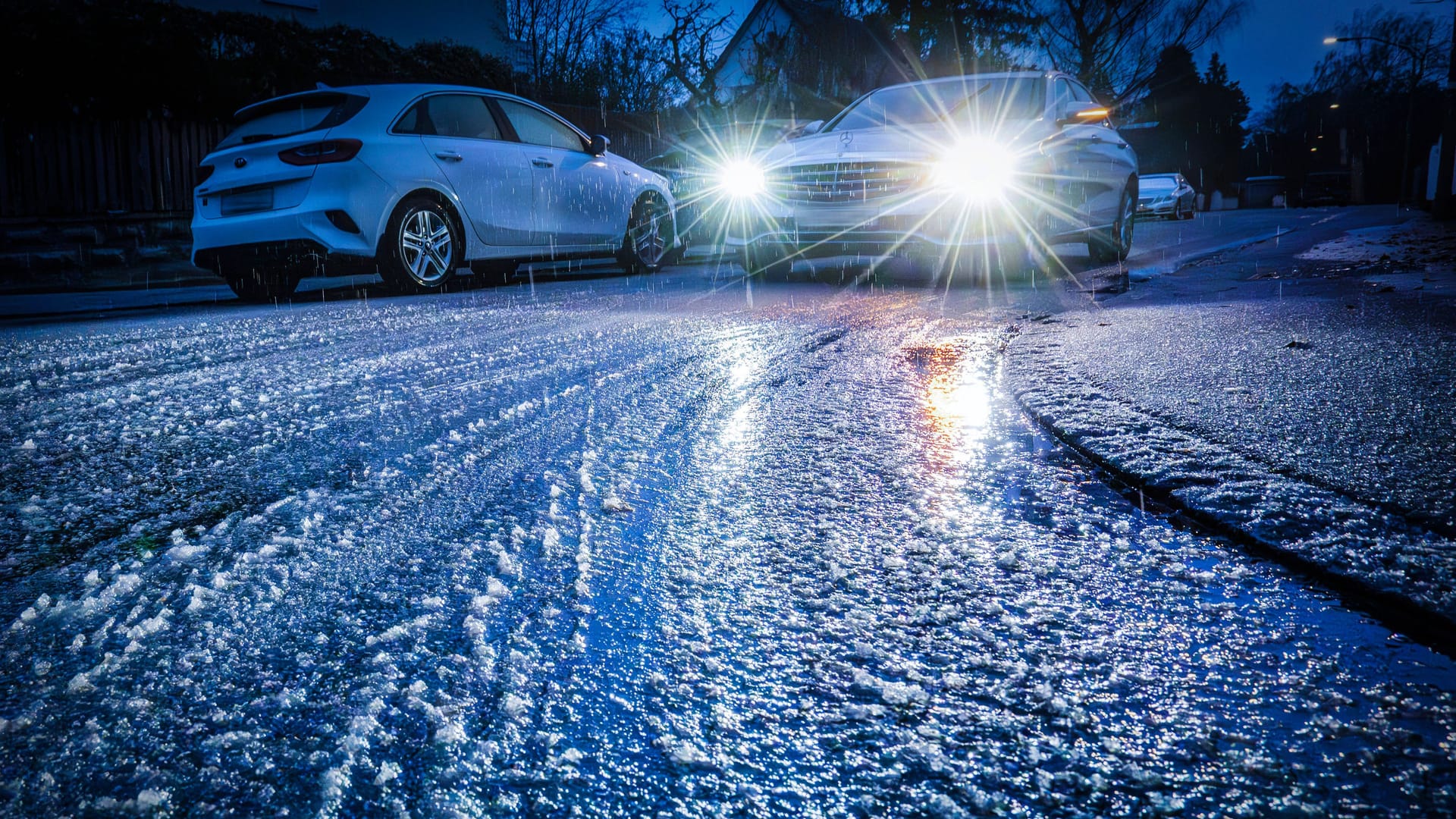 Spiegelglatte Straßen in München (Archivbild): Autofahrer und Fußgänger sollten besonders Vorsichtig sein. Spiegelglatte Straßen in München (Archivbild): Autofahrer und Fußgänger sollten besonders Vorsichtig sein.