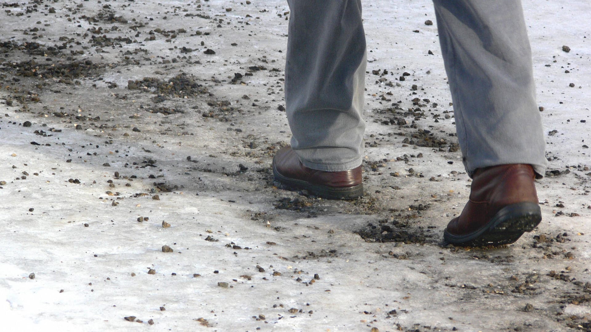 Splitt schafft sicheren Tritt: Salz darf in Bremen nur im äußersten Notfall und auf sehr gefährlichen Wegabschnitten eingesetzt werden (Archivbild).