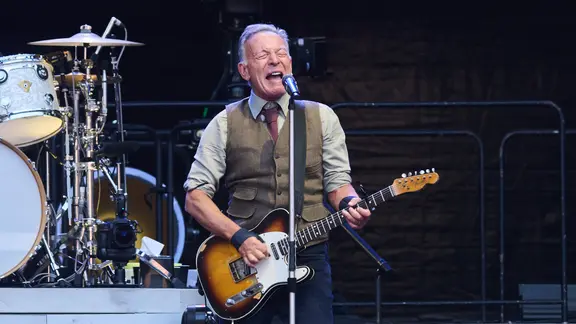 Bruce Springsteen schreit auf der Bühne mit Gitarre in der Hand